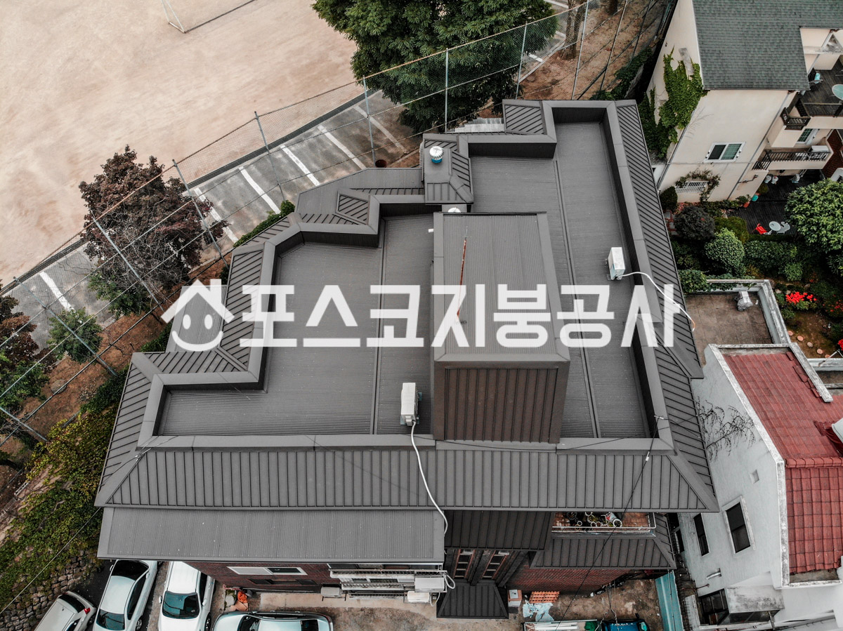 빌라 옥상 바닥과 옥탑을 칼라강판으로 덮고 난간 둘레를 마감한 바닥형 스틸방수